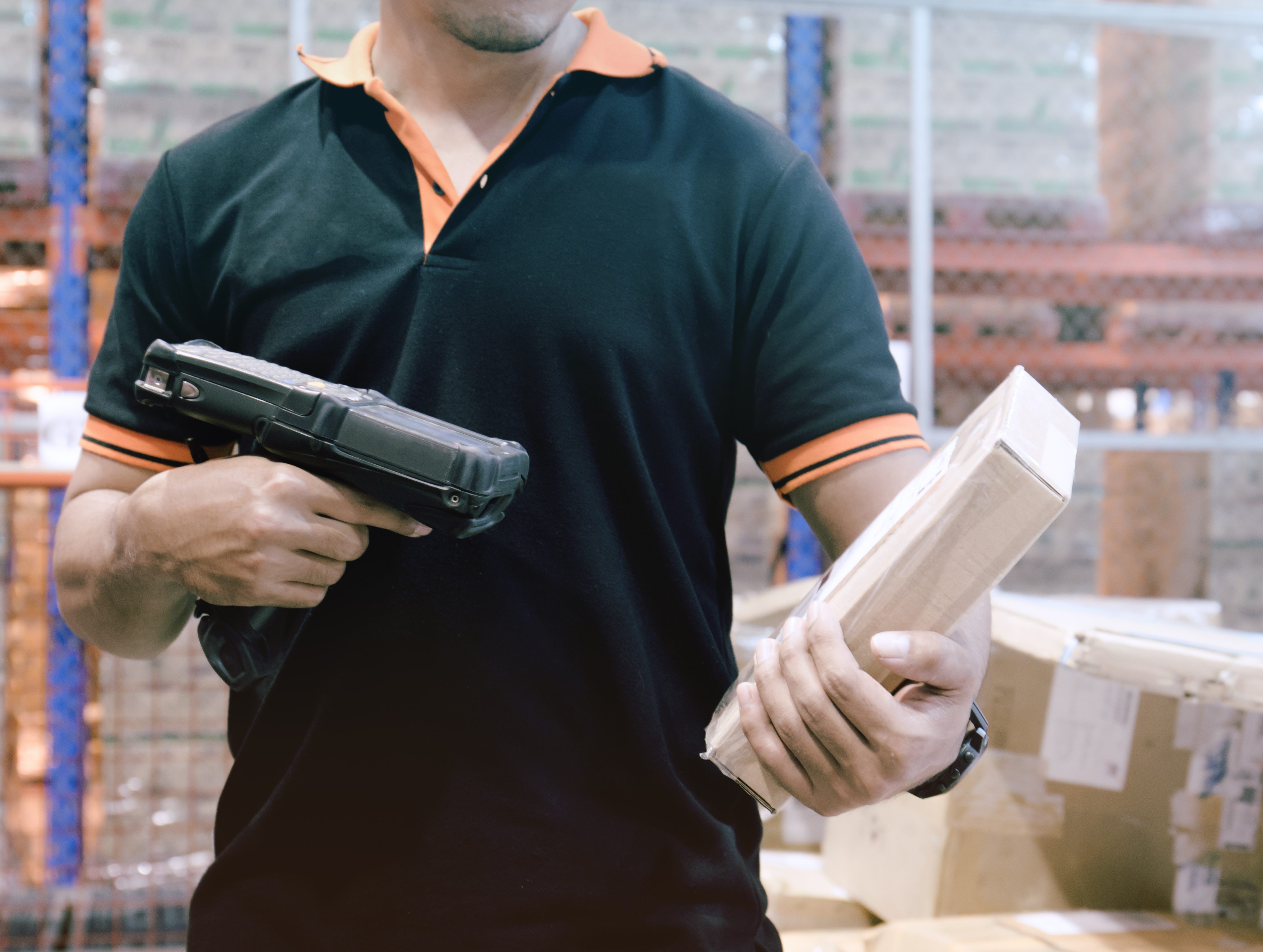homem monitorando embalagem mostrando o processo de fulfilment para E-commerce